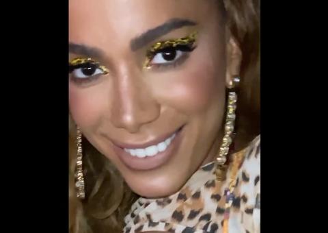 Anitta fica sem jeito ao ter posição preferida em sexo com mulheres revelada 