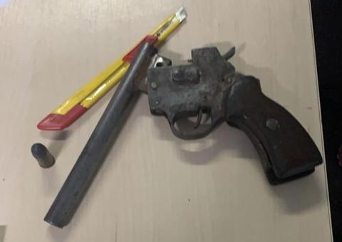 Assaltante é salvo de linchamento após policiais passarem em parada de ônibus em Manaus