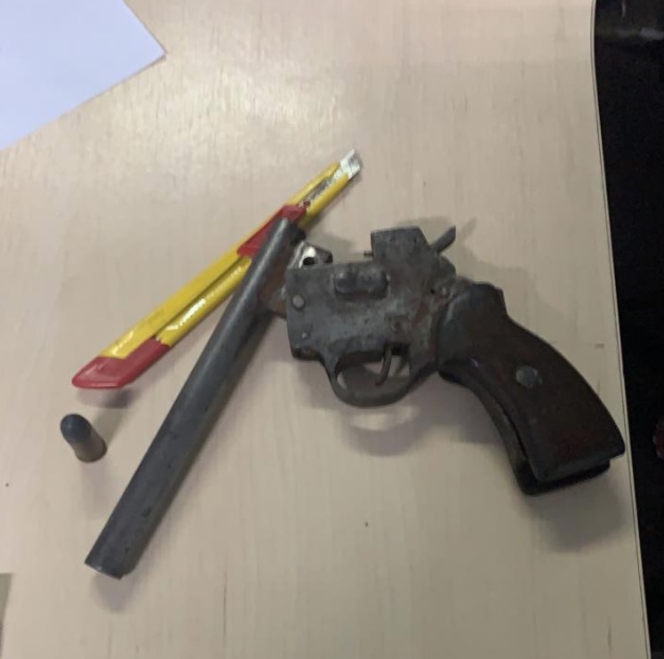 Assaltante é salvo de linchamento após policiais passarem em parada de ônibus em Manaus