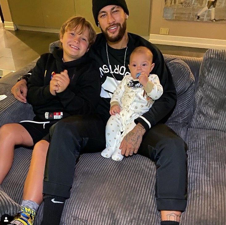 Neymar posa com filho mais novo da ex e atual marido surpreende com comentário