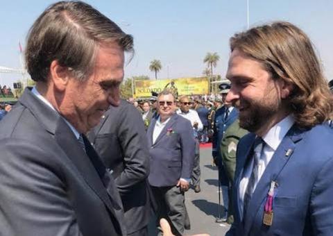 Amigo dos Bolsonaros, assessor que fez voo em jato da FAB ganha novo cargo