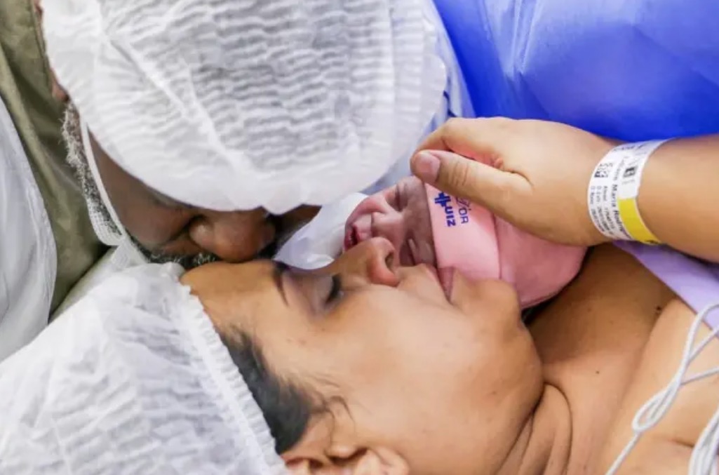 Péricles e Lidiane comemoram o nascimento da primeira filha, Maria Helena