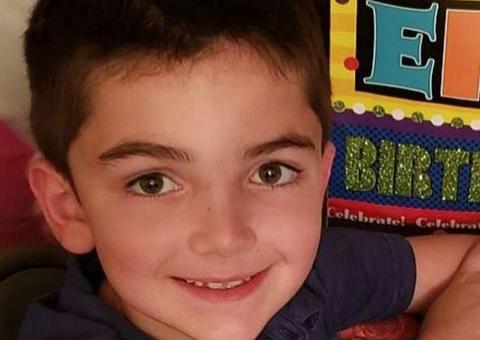 Pai e madrasta deixam criança de castigo em garagem e ela morre