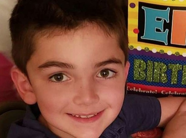 Pai e madrasta deixam criança de castigo em garagem e ela morre