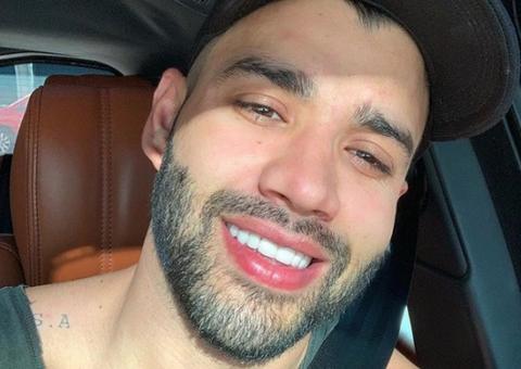 Gusttavo Lima oferece linguiça em show e realiza desejo de fãs