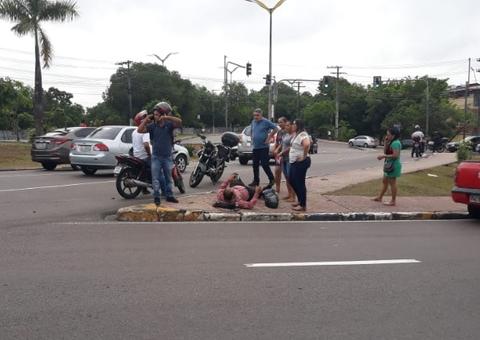 Homem fica ferido em acidente entre carro e motocicleta em avenida de Manaus