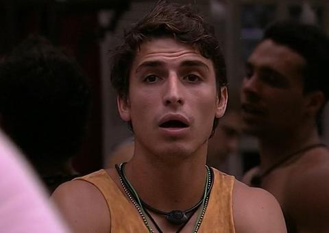 BBB20: Felipe se descuida e mostra demais ao enxugar parte íntima 