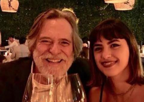 Seminua, noiva de Zé de Abreu exibe 'marcas de amor' no bumbum