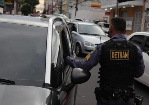 Homem acaba preso após tentar fugir de blitz do Detran em Manaus