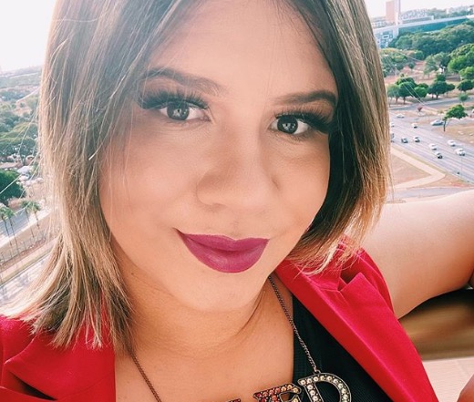 Ousada! Marília Mendonça tatua nome do filho nos dedos