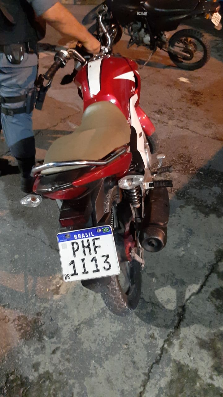 Em Manaus, homem é preso e adolescente apreendido dando um rolé em moto roubada