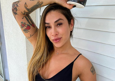 Ex-Panicat Dani Bolina exibe bumbum e fãs vão à loucura na web