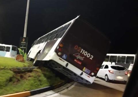 Ônibus com passageiros perde direção e quase tomba no meio de avenida em Manaus