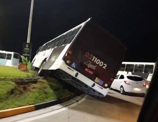 Ônibus com passageiros perde direção e quase tomba no meio de avenida em Manaus