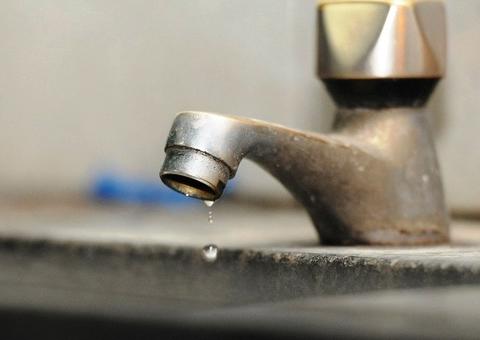 Bairros de Manaus vão ficar sem água devido a troca de adutora na Constantino Nery