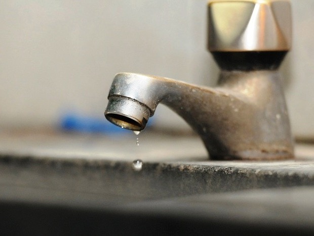 Bairros de Manaus vão ficar sem água devido a troca de adutora na Constantino Nery