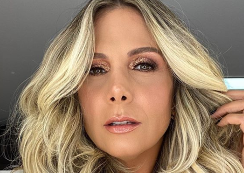 Evangélica, Carla Perez posa de biquíni fio-dental em foto rara 