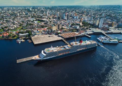 Maior navio da temporada chega a Manaus com quase três mil turistas