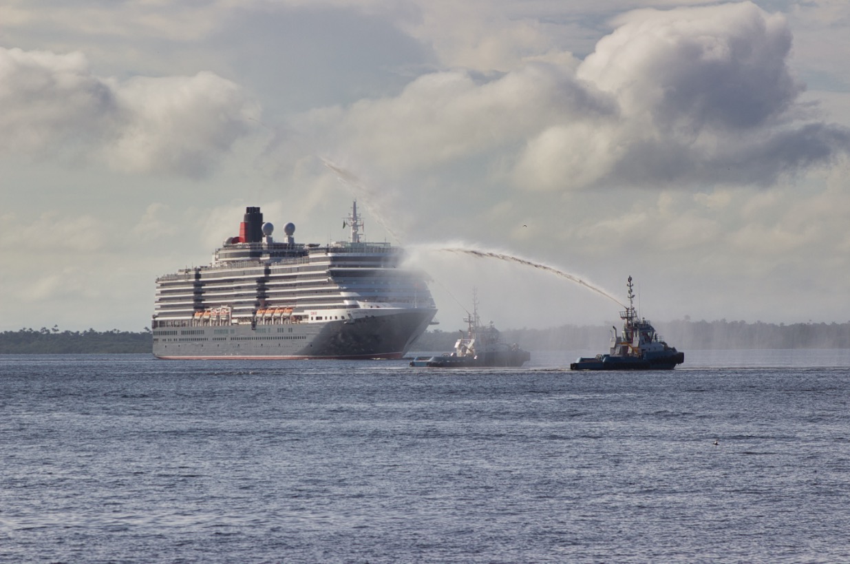 Maior navio da temporada chega a Manaus com quase três mil turistas