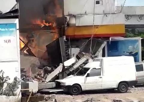 Bomba de posto de gasolina explode e incendeia carros e uma loja de conveniência