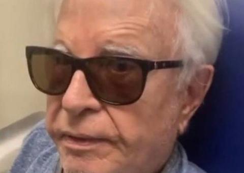 Aos 92, Cid Moreira leva queda da escada e é levado à emergência