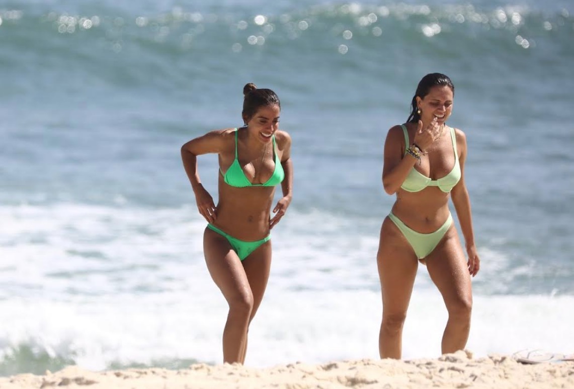 De fio-dental, Anitta chama atenção em praia ao lado de cunhada  