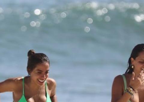 De fio-dental, Anitta chama atenção em praia ao lado de cunhada  