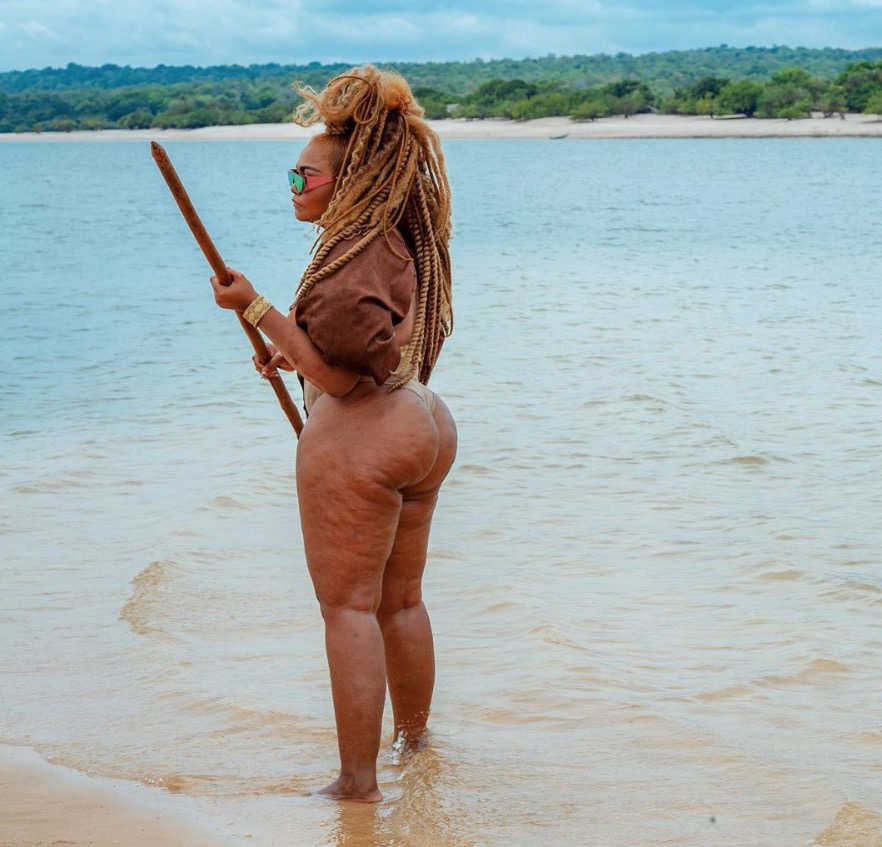 Gaby Amarantos mostra bumbum gigante de fio-dental na Amazônia