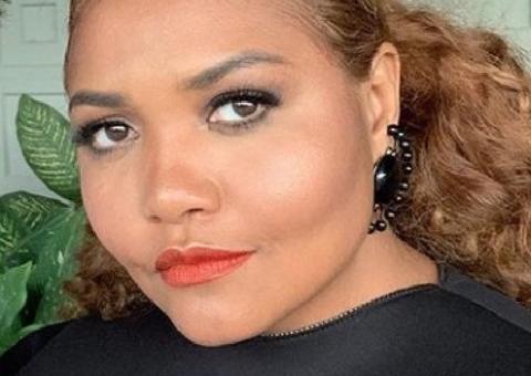 Gaby Amarantos mostra bumbum gigante de fio-dental na Amazônia