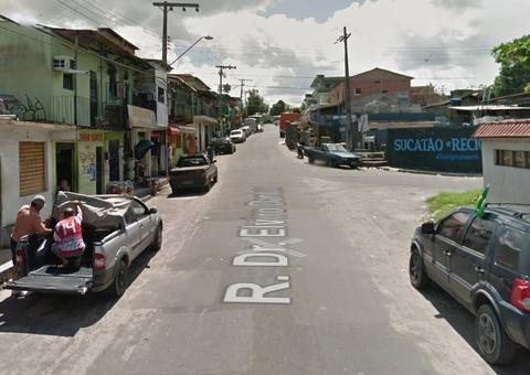 Motorista é baleado enquanto conversava na rua com amigos em Manaus