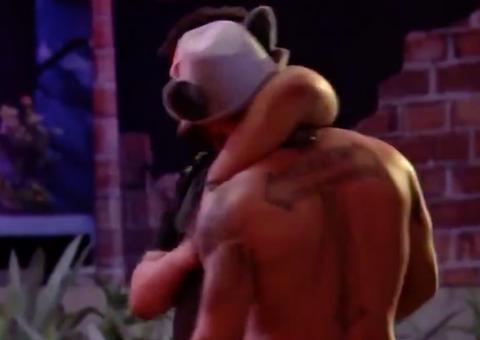 BBB20: Hadson tenta beijar Victor Hugo em festa 