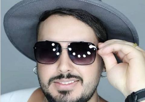 Cantor sertanejo morre ao ter corpo arremessado em poste durante acidente de moto