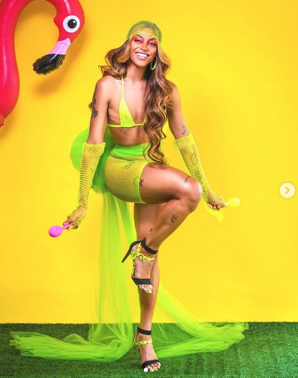 De 'menino', Pabllo Vittar posa com cueca marcada e chama atenção