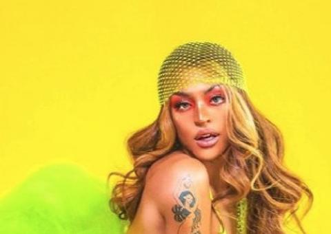 De 'menino', Pabllo Vittar posa com cueca marcada e chama atenção
