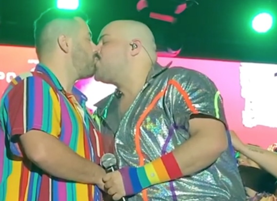 Neto de Silvio Santos, Tiago Abravanel beija marido em público pela primeira vez 