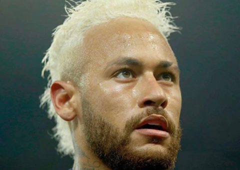 Às vésperas de aniversário, Neymar surge de cabelo rosa 