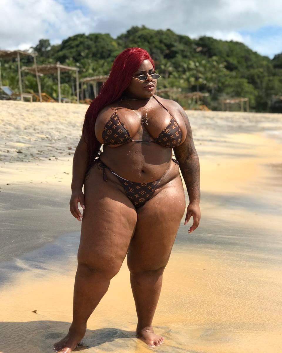 Micro-biquíni de Jojo Todynho desaparece em meio a bumbum e seios gigantescos
