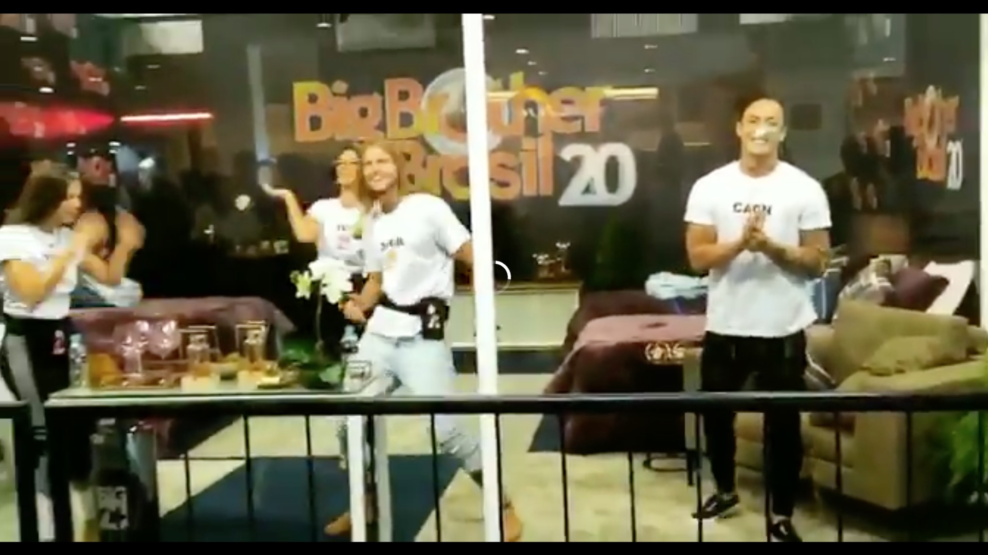 Público passa informações 'de fora' para confinados na casa de vidro: 'o Brasil quer você!'