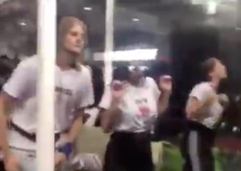 Público passa informações 'de fora' para confinados na casa de vidro: 'o Brasil quer você!'