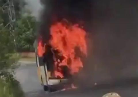 Ônibus pega fogo e é completamente destruído pelas chamas em Manaus; veja vídeo