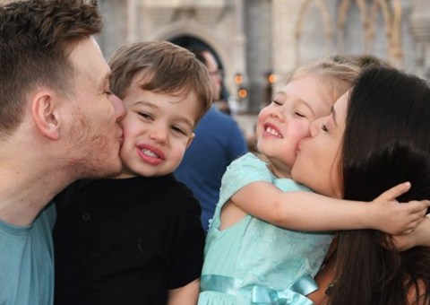 Curtindo a neve, Michel Teló faz post apaixonado à esposa Thais Fersoza