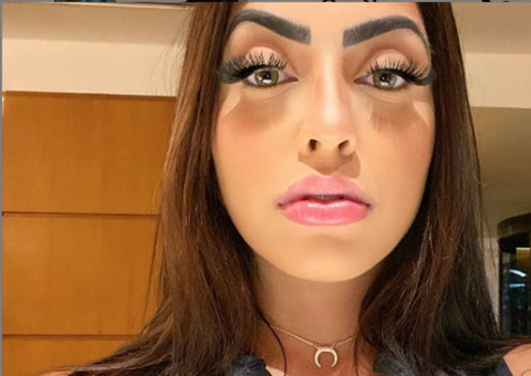 MC Mirella posa de lingerie preta e leva os fãs ao delírio