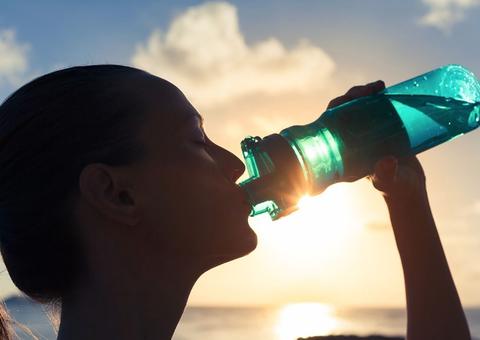Veja o perigo de usar sempre a mesma garrafa de água sem lavar