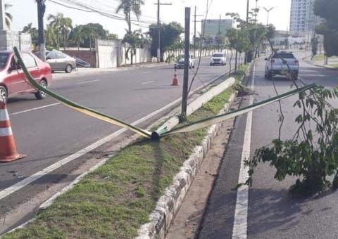 Em Manaus, poste tomba e interdita parte de avenida na Ponta Negra