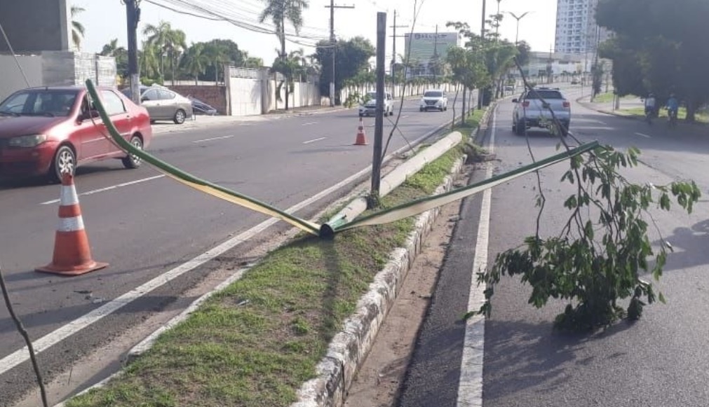 Em Manaus, poste tomba e interdita parte de avenida na Ponta Negra