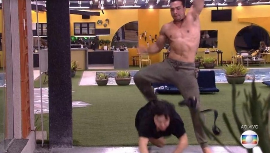 BBB20: Boninho decide rever Big Fone após possível empurrão de Petrix em Pyong Lee