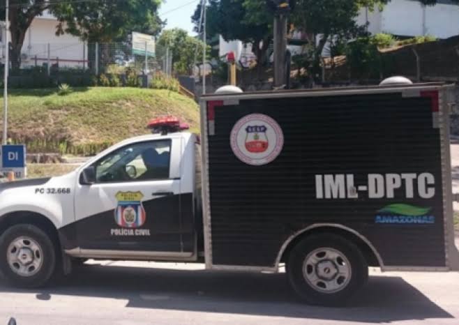 Homem é assassinado a facadas e corpo é achado estirado em avenida de Manaus