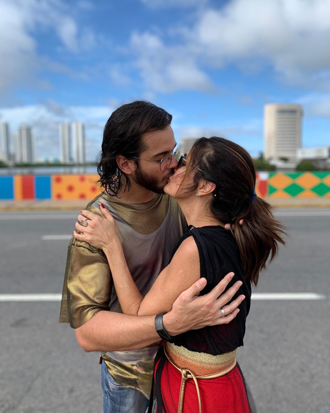 Uau! Fátima Bernardes e Túlio Gadelha dão beijo cinematográfico durante o Carnaval