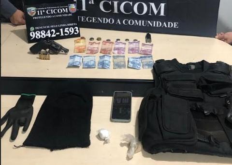 Usando máscara, colete e arma, homem é preso após tentar fugir e se espatifar no chão em Manaus