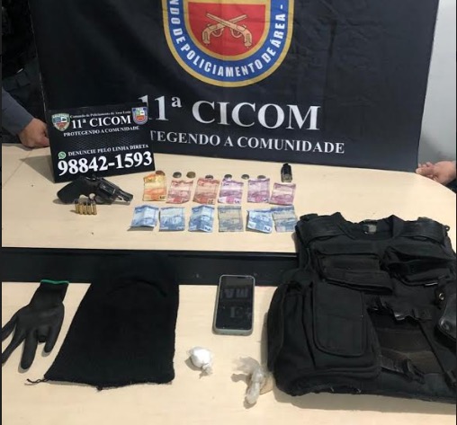 Usando máscara, colete e arma, homem é preso após tentar fugir e se espatifar no chão em Manaus
